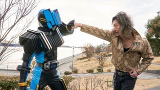 仮面ライダーディエンド・戸谷公人「アウトサイダーズ」王蛇編に声の出演「お宝奪いに戻ってきます」