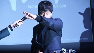 西島秀俊「仮面ライダーBLACK SUN」変身ポーズ生披露 ウルトラマンにも「変身したかったな…」