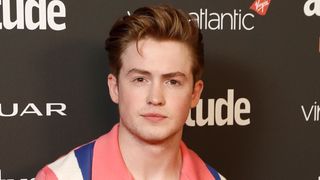 Netflixの人気ドラマ俳優、カミングアウトを余儀なくされる