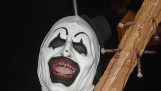 残虐すぎて失神＆嘔吐する人続出のホラー映画、製作費の30倍を稼ぎ出す大ヒット！