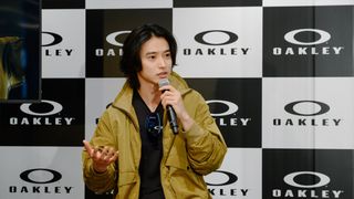 山崎賢人、アクション監督のもとトレーニング中 オークリーブランドアンバサダー就任会見で体づくり明かす