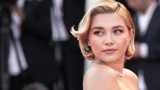 フローレンス・ピュー、怒った羊に激突され顔から泥に突っ込む
