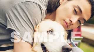 山崎賢人が犬と戯れ＆ギターを演奏！新カレンダーの特典カット＆メイキング公開