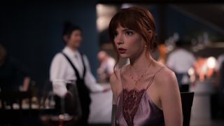 アニャ・テイラー＝ジョイ、先読み不可能のスリラー『ザ・メニュー』レイフ・ファインズの熱演に感服