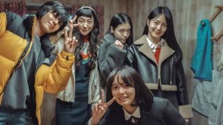 「ザ・グローリー」和気あいあいなオフショットが公開