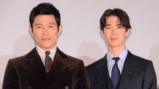 鈴木亮平、宮沢氷魚とのキスシーンで素の驚き