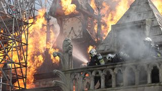 世界遺産の火災事故、どうやって再現した？『ノートルダム 炎の大聖堂』裏側に密着した映像公開