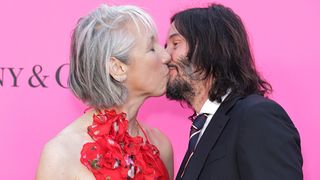 キアヌ・リーヴス、噂の恋人とレッドカーペットでキス！
