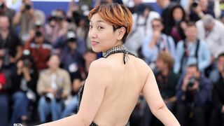 『怪物』安藤サクラ、美しい背中見せワンピースでカンヌ撮影会に