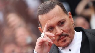 ジョニー・デップ、足首骨折