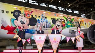 東京ディズニーリゾート40周年記念の特別塗装機「JAL Colorful Dreams Express」初披露