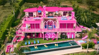 超ピンクなバービーの家に泊まれる！Airbnbに登場