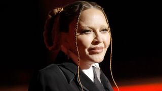 マドンナ、退院後も嘔吐止まらず