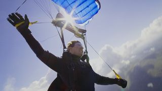 トム・クルーズ、まだある命懸けアクション!低空ハイスピード滑空に挑む『ミッション:インポッシブル』特別映像