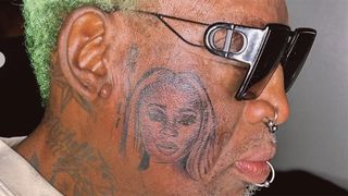 デニス・ロッドマン、恋人の顔のタトゥーを顔面に彫る