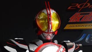 仮面ライダーネクストファイズ＆新型ベルト初公開！「555」続編で使用のスーツ、「仮面ライダー展」に登場