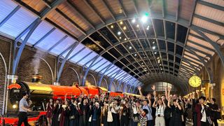 本日『ハリポタ』ホグワーツの新学期！東京の9と3/4番線でファンがお祝い