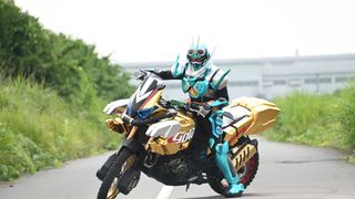 「仮面ライダーガッチャード」しゃべるスケボー登場 第2話「追跡、錬金、スケボーズ!」あらすじ