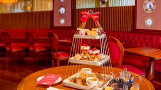 東京のハリポタ施設「アンブリッジ教授のアフタヌーンティー」提供開始！罰則ブラウニーに子猫のモンブランなど