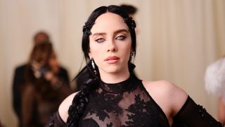 ビリー・アイリッシュ、背中の巨大タトゥーを公開