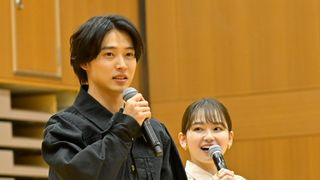 『ゴールデンカムイ』山崎賢人、中学時代はサッカーに夢中　山田杏奈と“ベアーズ”サプライズ訪問
