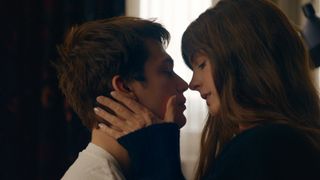 アン・ハサウェイ、24歳の人気歌手と激しい恋をする40歳シングルマザー役!5月2日配信