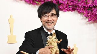 『ゴジラ-1.0』山崎貴監督、金のゴジラ＆ゴジラシューズでアカデミー賞に登場！
