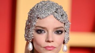 脚なっが！アニャ・テイラー＝ジョイ、奇抜な超ミニドレスで魅了