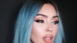 『トランスフォーマー』女優、元婚約者の誕生日パーティーに“涙を流したメイク”で参加