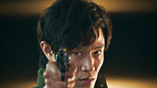 『シティーハンター』鈴木亮平、海外で実銃訓練!リョウ愛用のコルトパイソンに遊び心も