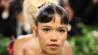 体と一体化…テイラー・ラッセルが“木のドレス”でメットガラに登場