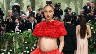 妊娠中のおなかを露出！大胆妊婦ドレスがセレブの主流に