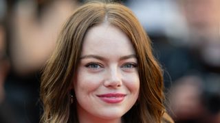 エマ・ストーン、胸元ざっくりドレスでカンヌに登場！ランティモス監督と3度目のタッグ作がお披露目