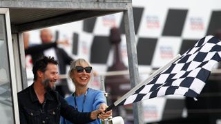 キアヌ・リーヴス、恋人とMotoGPでもラブラブ！