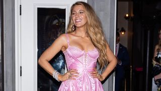 まさにリアルバービー!4児の母ブレイク・ライヴリーのピンクのミニドレス姿