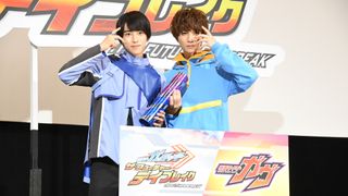 「仮面ライダー」ガッチャードからガヴへバトンタッチ！本島純政、知念英和にチームワークの大切さを力説