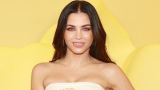 ジェナ・ディーワン、娘が生後2か月に！授乳写真を公開