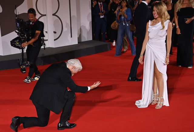 リチャード・ギア75歳、レッドカーペットで34歳年下妻の前にひざまずく【第81回ベネチア国際映画祭】