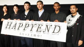 若手キャストが監督に感謝の手紙「ビッグになる」映画『HAPPYEND』公開に全員でハグ！