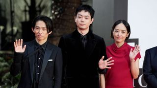 菅田将暉、主演映画『サンセット・サンライズ』でレットカーペット登場！井上真央は真っ赤なミニのドレスで美脚披露