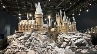 ハリポタ「ホグワーツ・イン・ザ・スノー」本日スタート！東京のホグワーツ城が雪に覆われ真っ白に