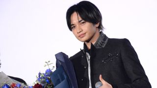 中島健人、キャスト全員にサプライズ　それぞれに合う花言葉の花束をプレゼント