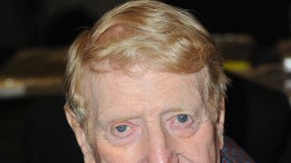 『スター・ウォーズ/帝国の逆襲』パルパティーン役クライヴ・レヴィルさん死去 94歳