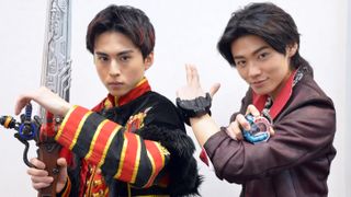 井内悠陽x酒井大成『ブンブンジャーVSキングオージャー』Wレッド対談 2大スーパー戦隊の共演秘話、後輩「ゴジュウジャー」への思い