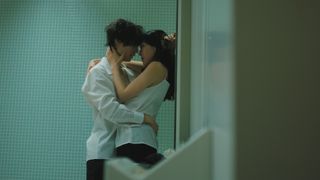 「魔物」タイトル回収の官能シーンにツッコミ続々