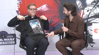 『スター・ウォーズ』来日インタビュー中に粋なサプライズ　キャシアン・アンドーから“相棒”K-2SOへ感謝の贈り物
