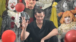 『IT/イット』ビル・スカルスガルド、大量のペニーワイズと共演 ノーメイクで恐怖の笑顔披露
