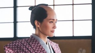 「べらぼう」語りの綾瀬はるか、武士の姿で登場!5か月ぶりに人に化け、蔦重&意次と共演