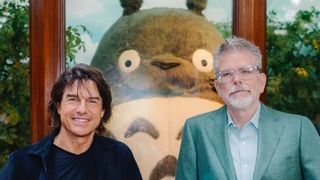 来日したトム・クルーズ、ジブリ美術館を訪問!トトロと写真