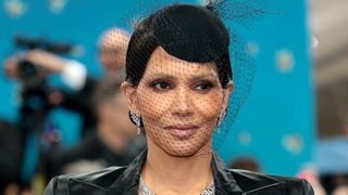 ハル・ベリーのメットガラでの透けてるドレスが波紋「やりすぎでは」